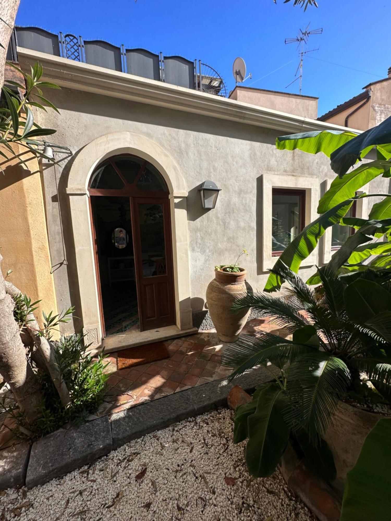 Giardino Crociferi 30 *